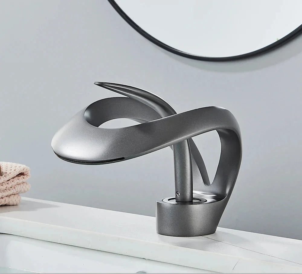 StylishMix Luxe Zwarte Messing Dekgemonteerde Wastafelkraan met Waterval Uitloop